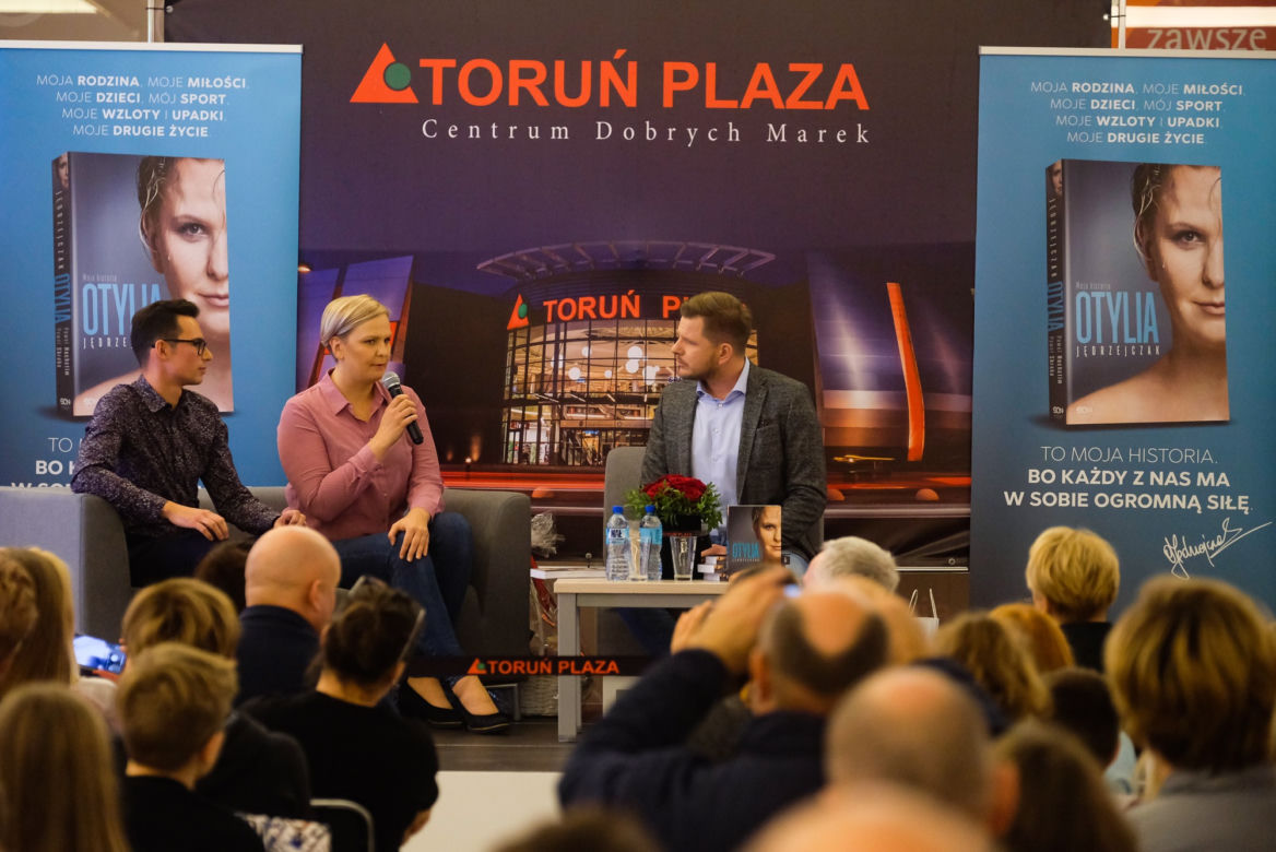 Otylia Jędrzejczak i Filip Chajzer w Toruniu. Tłumy na spotkaniu!