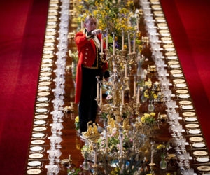 Wszyscy mówią o księżnej Kate. Na głowie ma tiarę Diany, w uszach kolczyki zmarłej królowej