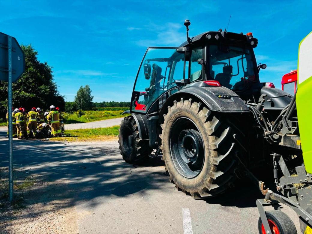 Motocyklista zderzył się z ciągnikiem rolniczym pod Łomżą! Droga jest zablokowana
