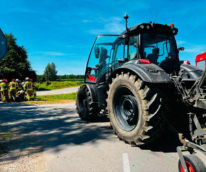 Motocyklista zderzył się z ciągnikiem rolniczym pod Łomżą! Droga jest zablokowana