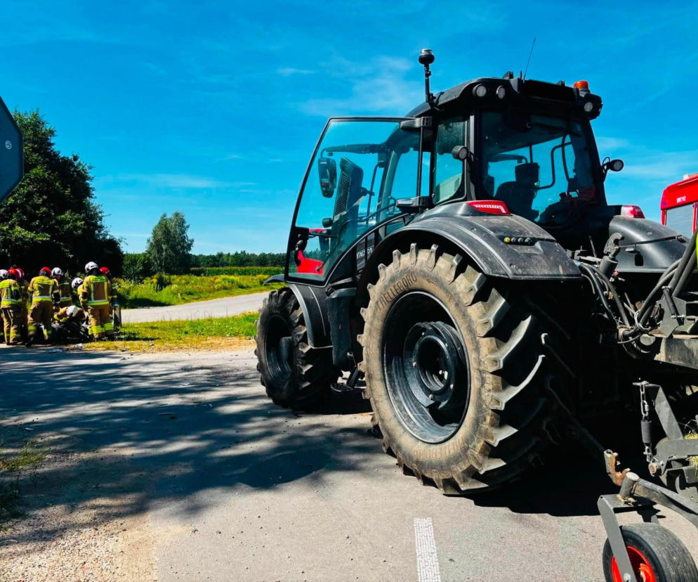 Motocyklista zderzył się z ciągnikiem rolniczym pod Łomżą! Droga jest zablokowana
