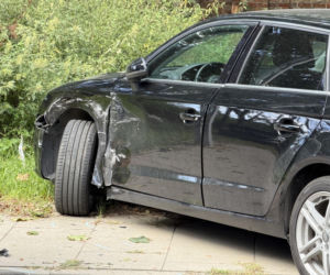 Kompletnie pijany kierowca Jagura gruchnął w Audi i rozbił się na drzewie. Jedna osoba w szpitalu