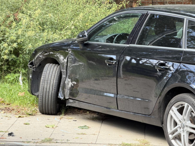 Kompletnie pijany kierowca Jagura gruchnął w Audi i rozbił się na drzewie. Jedna osoba w szpitalu