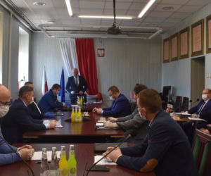 Sesja w czasie zarazy. Radni w maseczkach i rękawiczkach debatowali o... funduszu sołeckim!