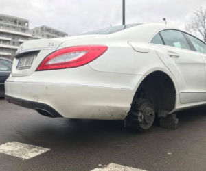 Mercedes-Benz CLS bez kół na warszawskich Odolanach