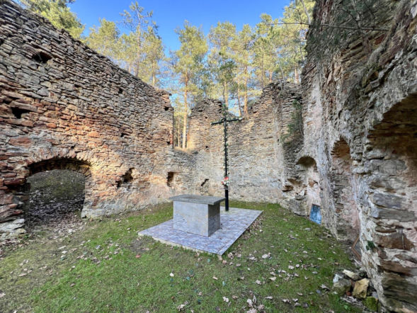 Tajemnicze miejsca w Polsce: Skąd wzięły się ruiny w Gruszczynie?