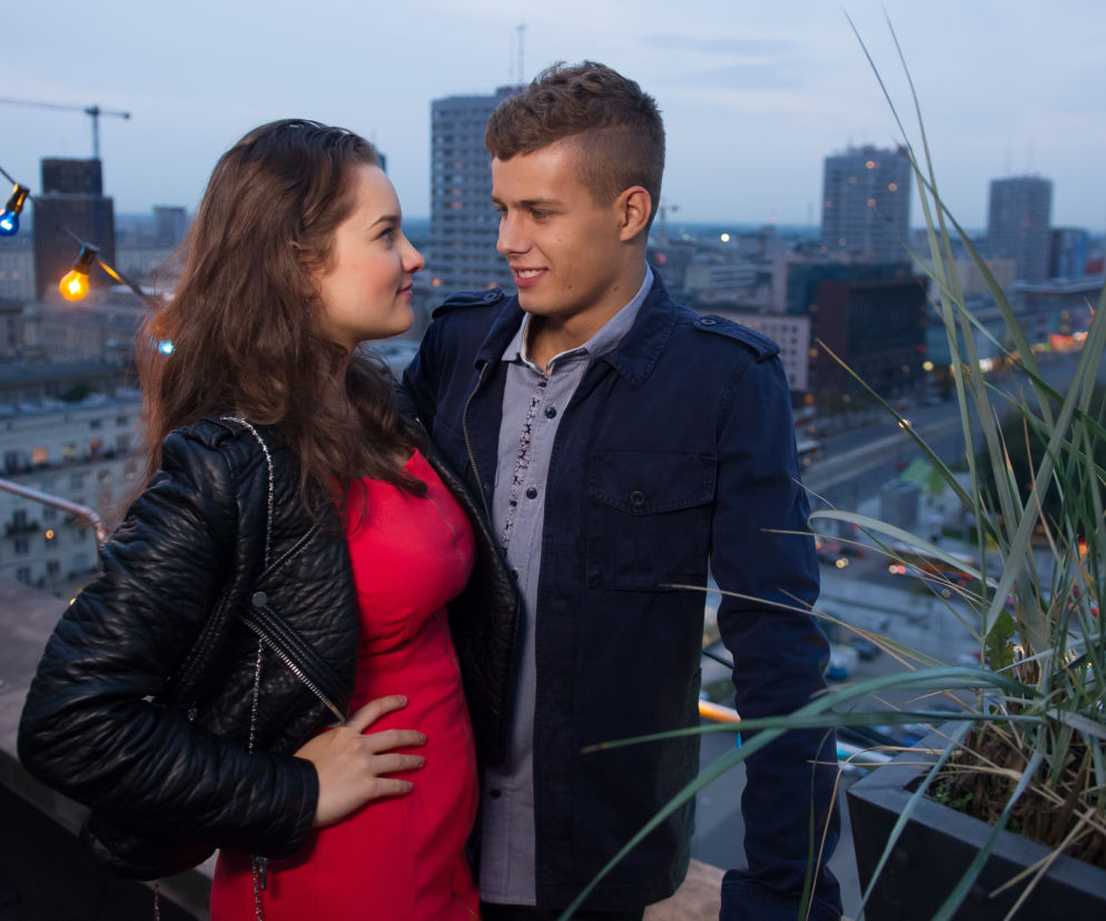 Na Wspólnej odc. 2198. Dominik (Mateusz Gąsiewski), Kasia (Julia Chatys)