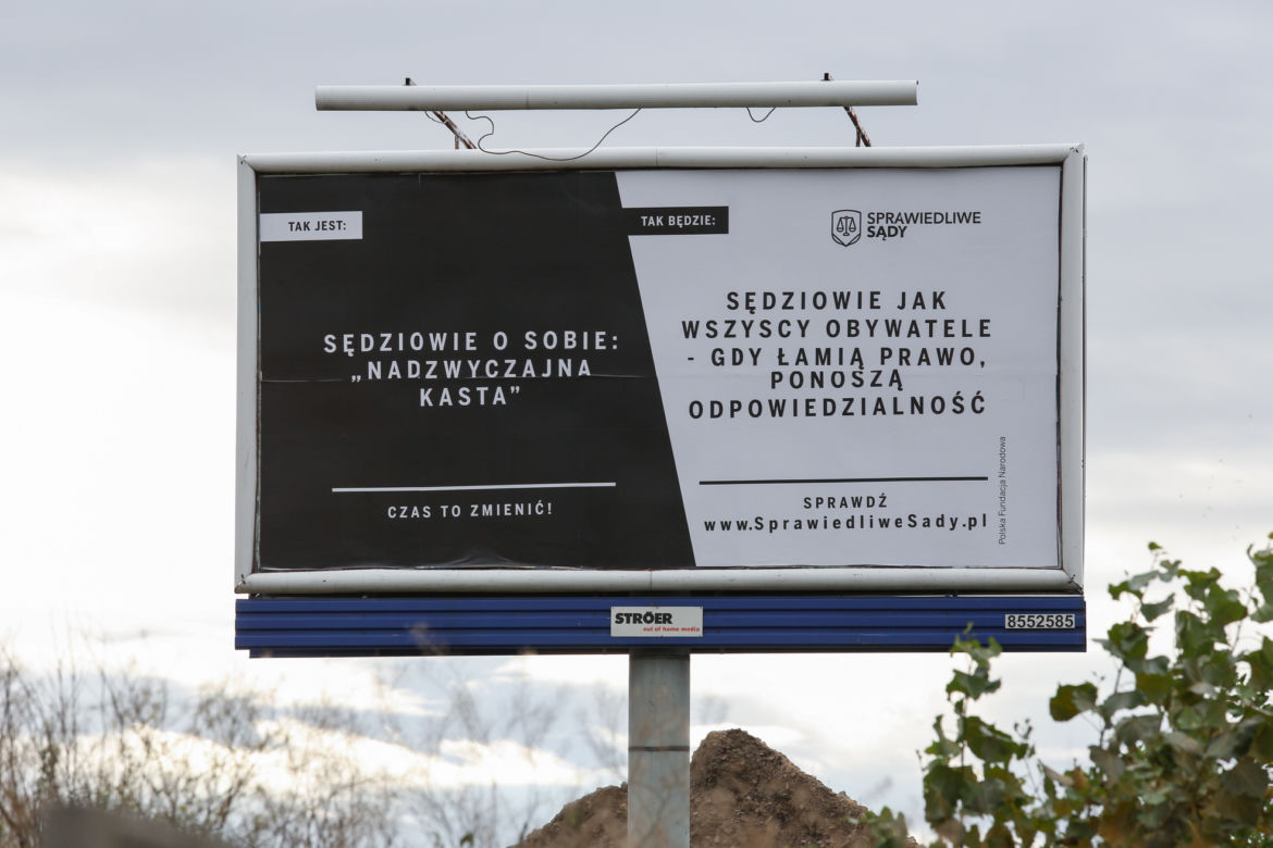 Szydło pojechała tłumaczyć się z billboardów 