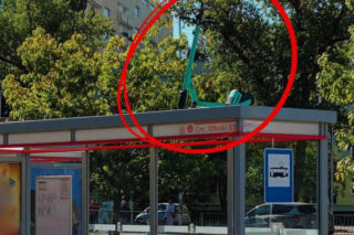 Hulajnoga porzucona na dachu przystanku. Warszawa wprowadza nowe zasady dla użytkowników jednośladów 
