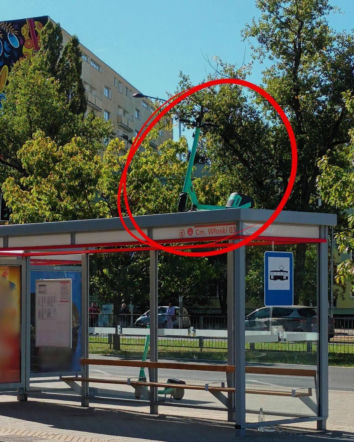 Hulajnoga porzucona na dachu przystanku. Warszawa wprowadza nowe zasady dla użytkowników jednośladów 