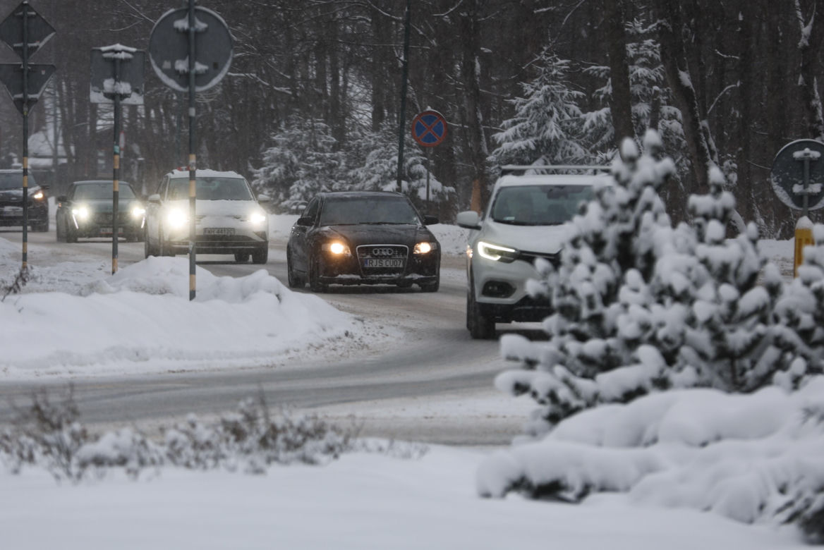 Zakopane pod śniegiem. Miasto ma problem z opadami