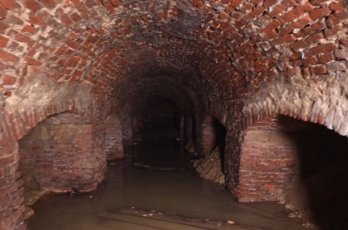 Tajemniczy tunel na Ursynowie. Badają tajemnice „grobów masońskich”