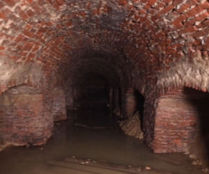 Tajemniczy tunel na Ursynowie. Badają tajemnice „grobów masońskich”