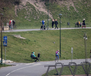Pełne Błonia i tłumy spacerowiczów. Tak wygląda kwarantanna w Krakowie