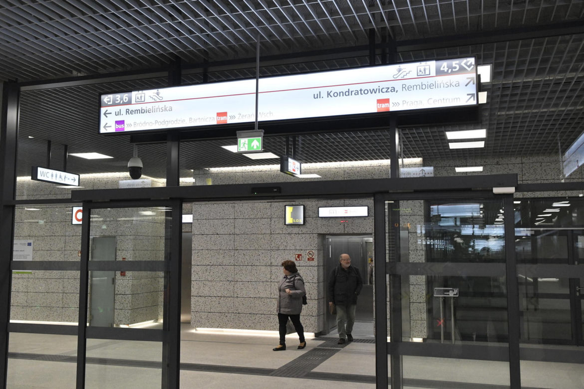 Czarne ściany, aluminiowe drzwi. Tak wygląda toaleta na nowej stacji metra na Bródnie