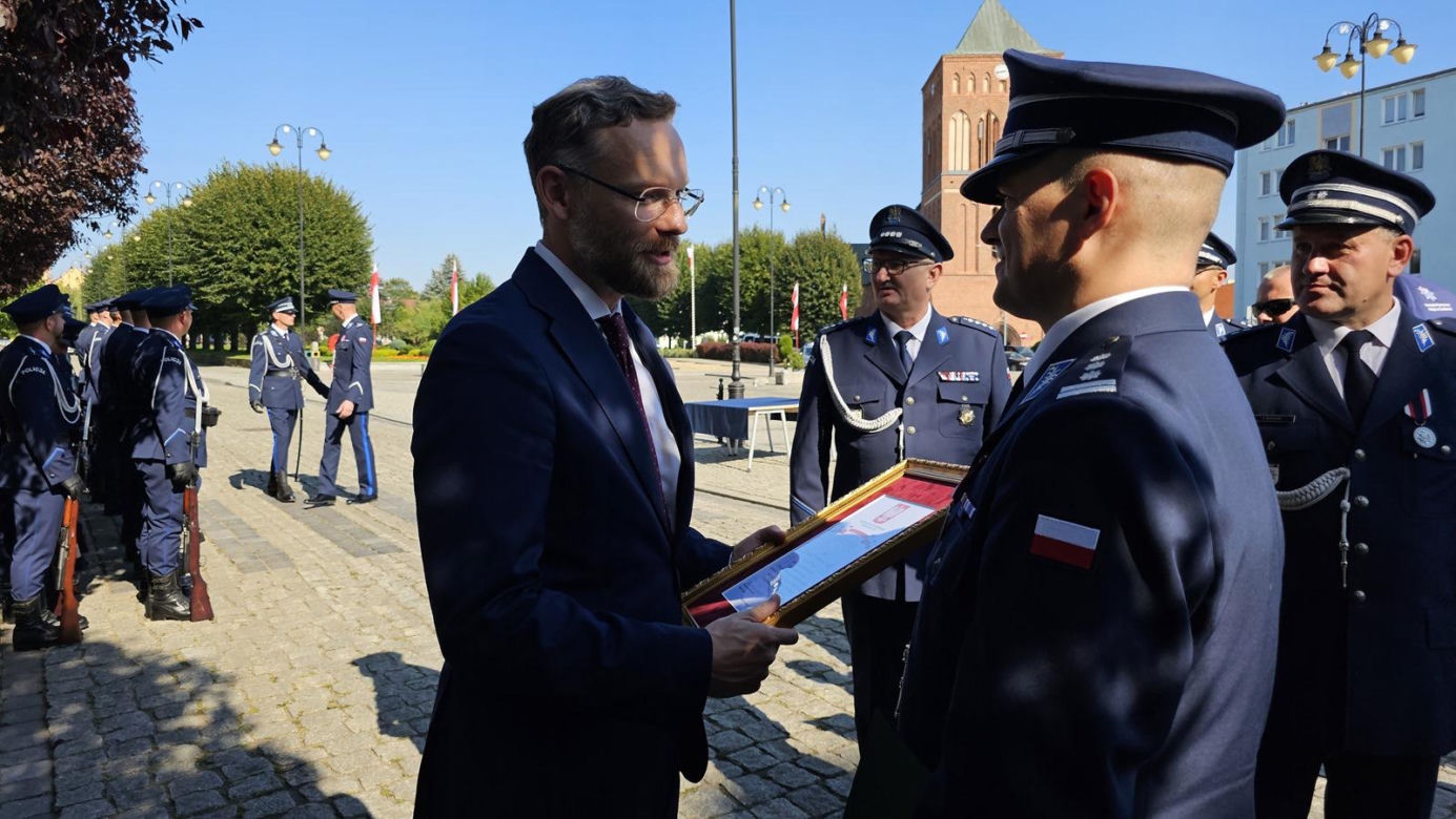 Nadanie sztandaru dla KPP w Świdwinie