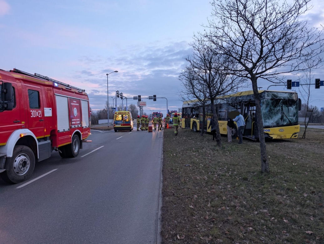  Dramatyczny wypadek autobusów w Katowicach! Kierowca wypadł przez okno.