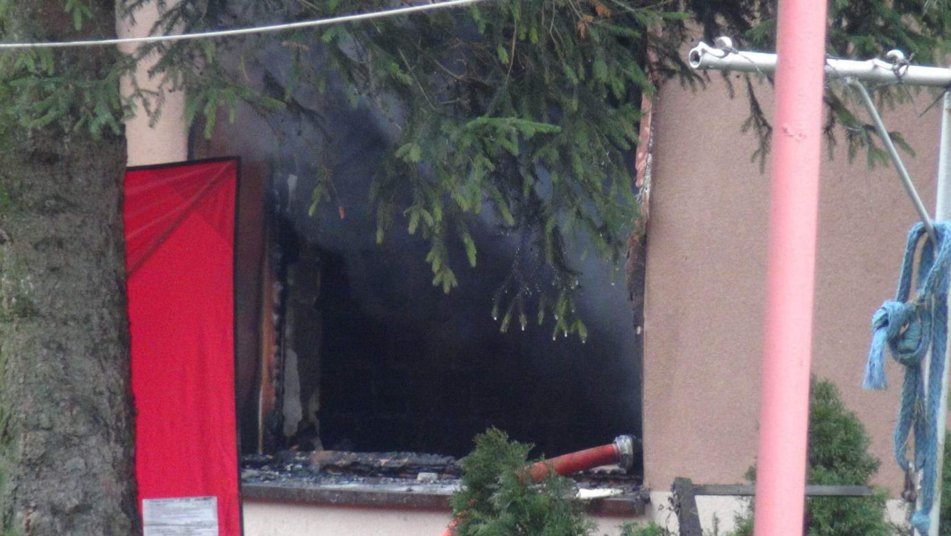 Tragiczny pożar w Nasielsku. Jęzory ognia buchały z okien mieszkania na parterze. Strażacy znaleźli w lokalu zwęglone zwłoki