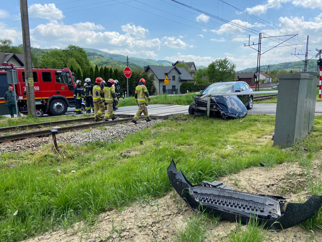 Wjechał wprost pod pociąg i odbił się od lokomotywy! Nagłe hamowanie zapobiegło tragedii 