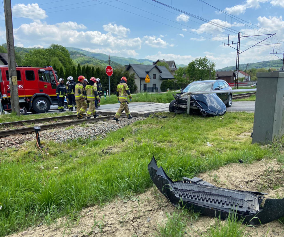 Wjechał wprost pod pociąg i odbił się od lokomotywy! Nagłe hamowanie zapobiegło tragedii 