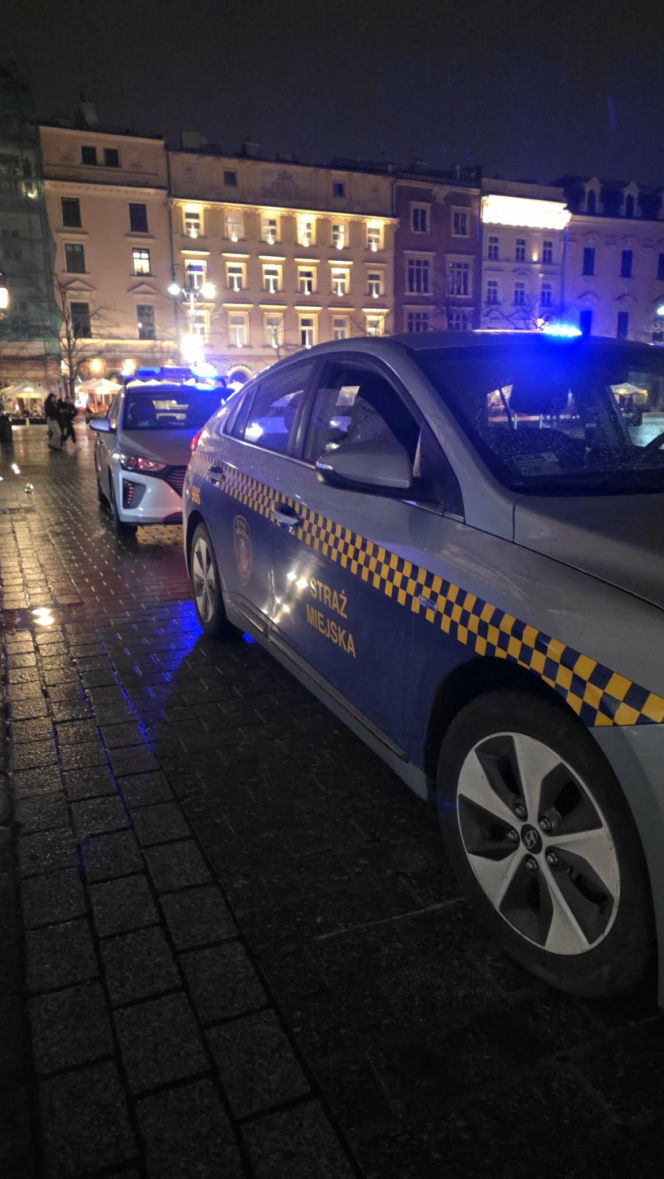 Kobieta pobita i spryskana gazem na rynku w Krakowie. Miała rozerwane ucho