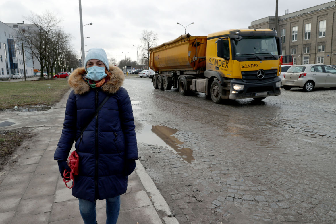 Hałas jest nie do wytrzymania! Mieszkańcy nowoczesnego osiedla mierzą się z głośnymi ciężarówkami