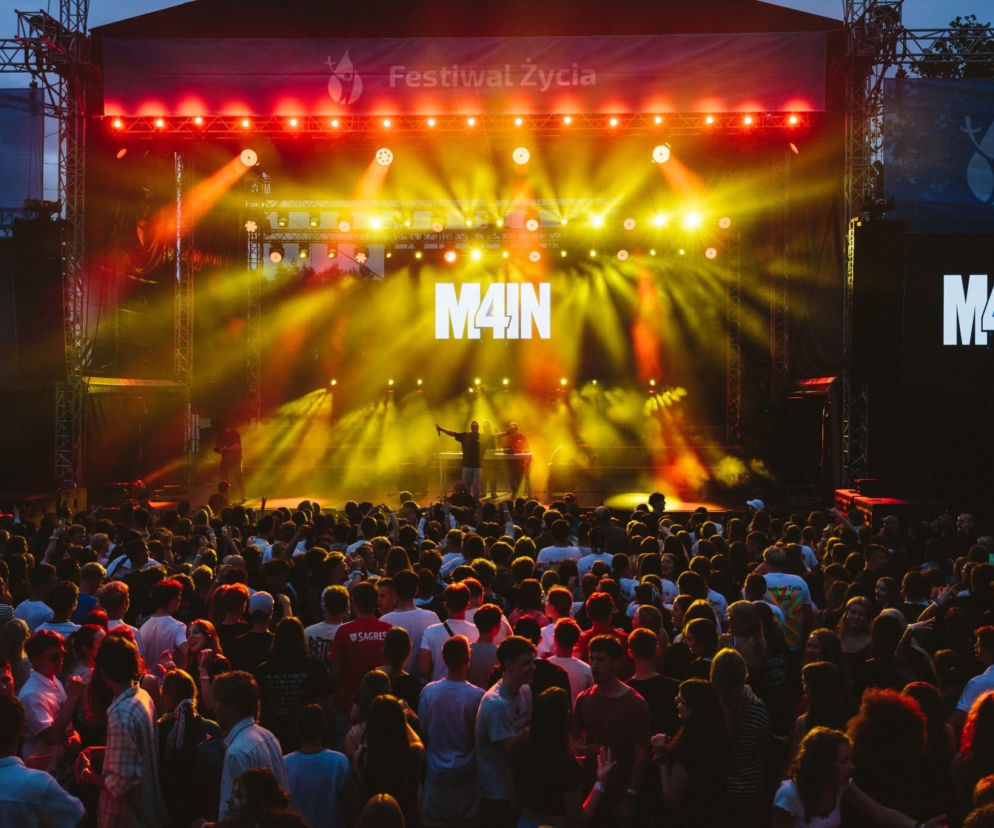 Tłum młodych ludzi pod oświetloną sceną Festiwalu Życia w Kokotku. O szczegółach wydarzenia przeczytasz na SE.