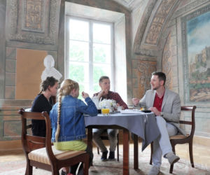 M jak miłość odc. 1159. Kuba Markowski (Marcin Piętowski), Paweł Zduński (Rafał Mroczek), Ala (Olga Frycz), Basia (Gabrysia Raczyńska)