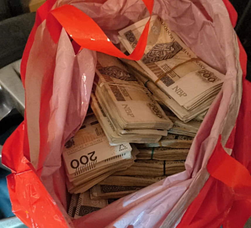 Policja zatrzymała recydywistę z narkotykami, bronią i milionem złotych!