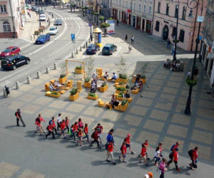 Ławki i leżaki dla mieszkańców przed Ratuszem
