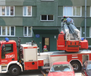 DESPERAT SKOCZYŁ Z WIEŻOWCA