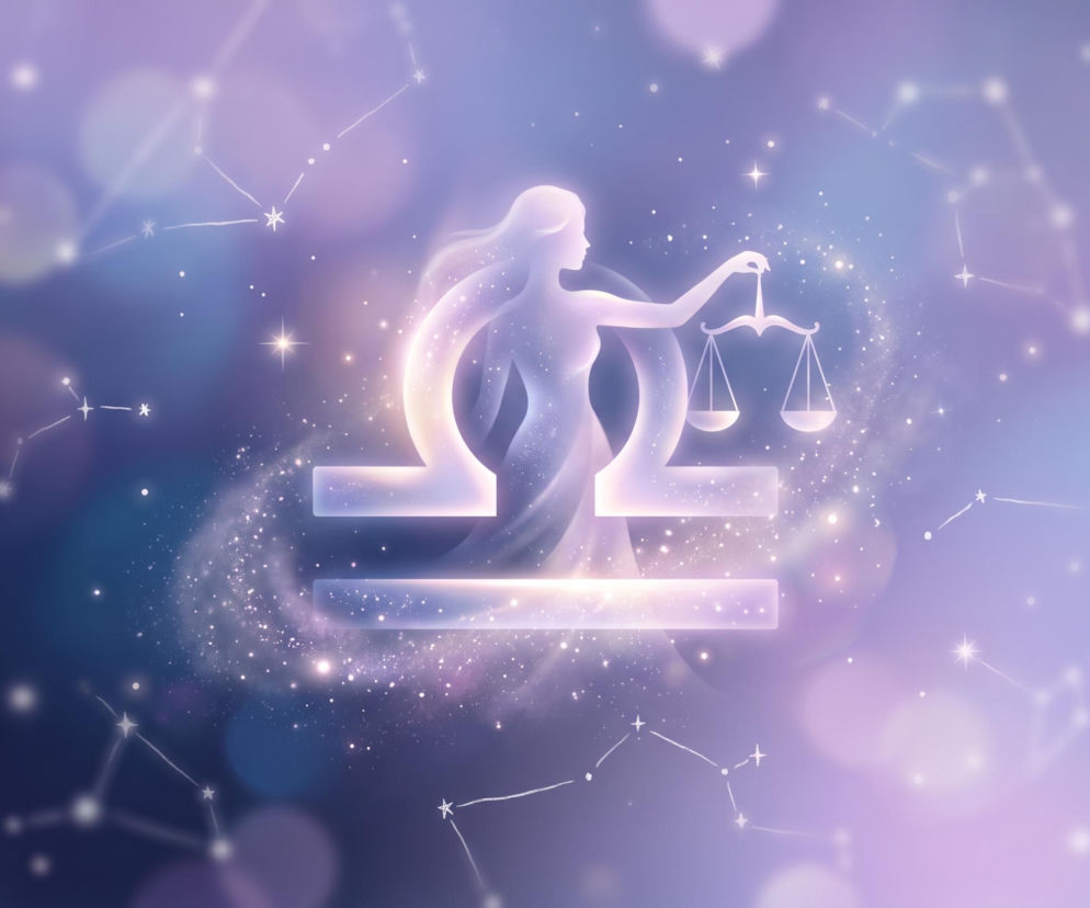 Świecący symbol zodiakalnej Wagi na tle gwieździstego nieba. O horoskopie dziennym dla Wagi przeczytasz w serwisie Eska.