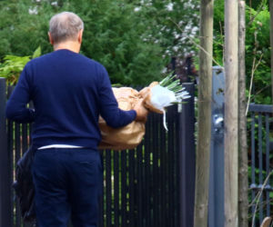 Donald Tusk obsypał żonę kwiatami