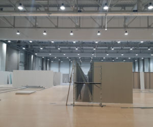 Trwa budowa szpitala polowego w łódzkiej hali EXPO