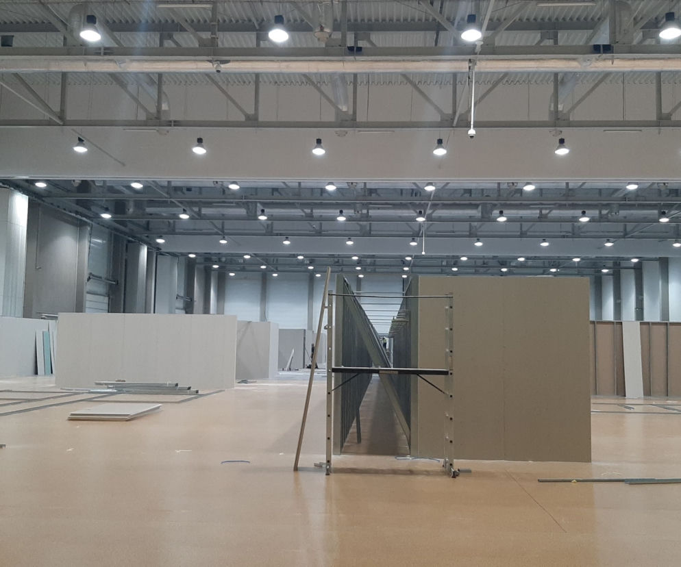 Trwa budowa szpitala polowego w łódzkiej hali EXPO