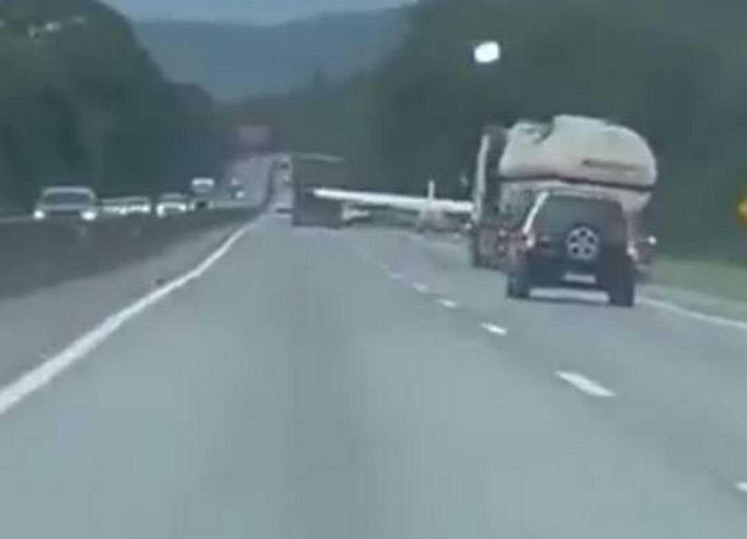 Samolot lądował na zatłoczonej trasie między autami! Wideo mrozi krew w żyłach
