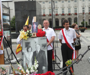 Obrońcy krzyża przed Pałacem Prezydenckim