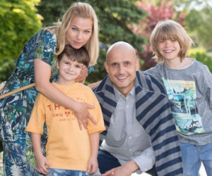 Na dobre i na złe odc. 680. Marta (Katarzyna Bujakiewicz), Rafał Konica (Robert Koszucki) i dzieci - Jaś (Mateusz Bożek), Adaś (Artur Sokólski)
