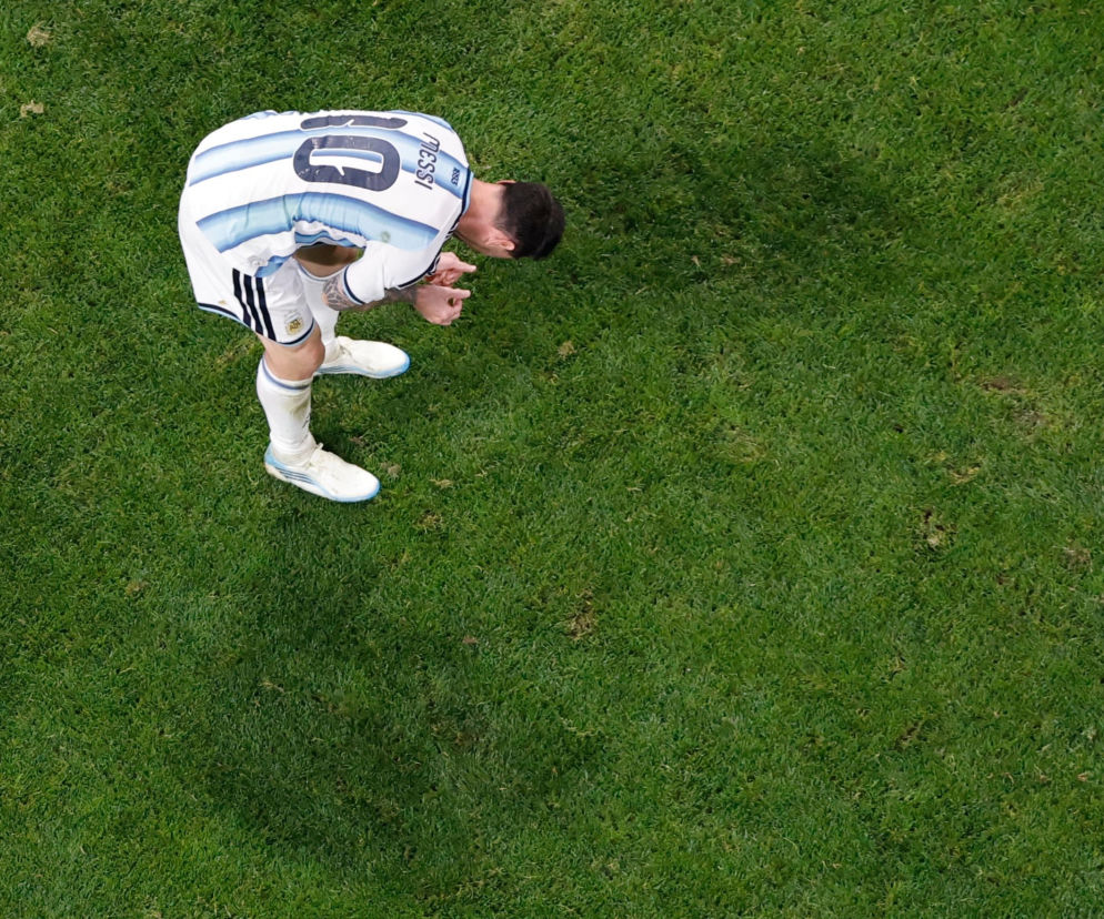 Lionel Messi pochylony na boisku podczas meczu Argentyny. O faworytach Mundialu 2026 przeczytasz na SE Supersport.