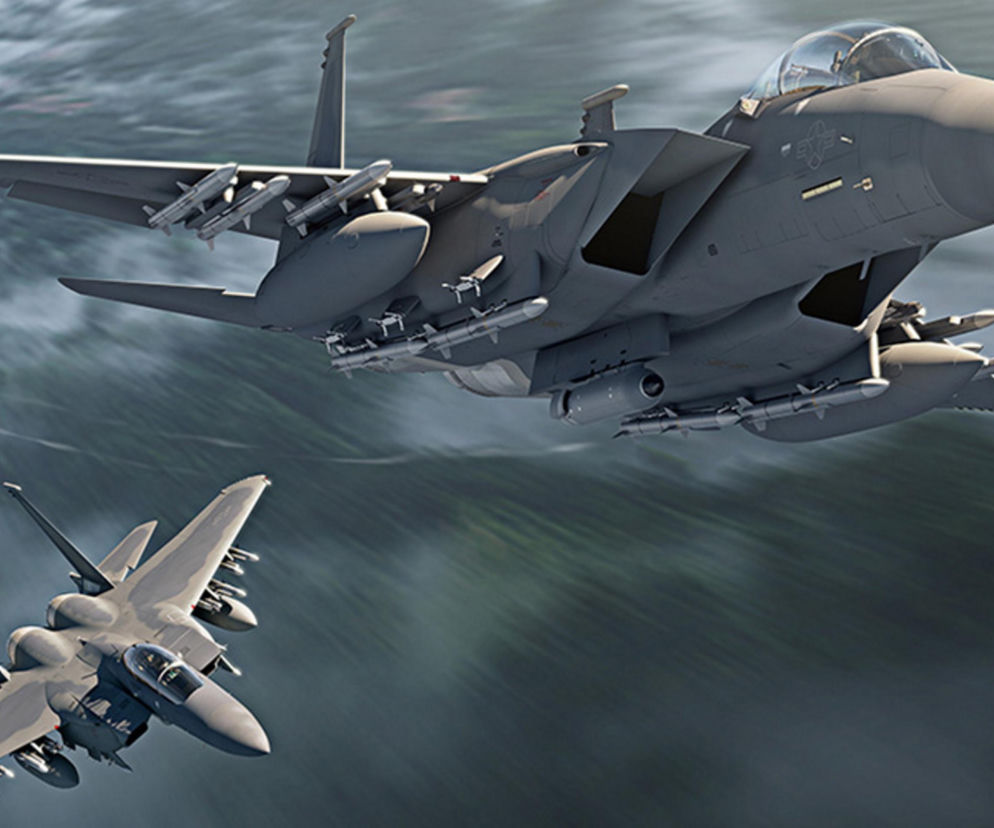 Dwa myśliwce F-15 w locie nad lasem. O wymianie floty w bazie Seymour Johnson przeczytasz na SE Portal Obronny.