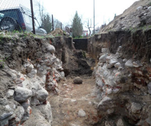 Orla. Fragmenty dworu Radziwiłłów odkryte podczas prac archeologicznych [ZDJĘCIA]