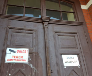 Lecą tynki i ściany. Ruszyły prace w budynku przyszłej biblioteki miejskiej 