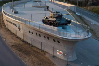 Parkingostatek z czołgiem na dziobie miał być wizytówką Ścinawy. No i w pewnym sensie nią został