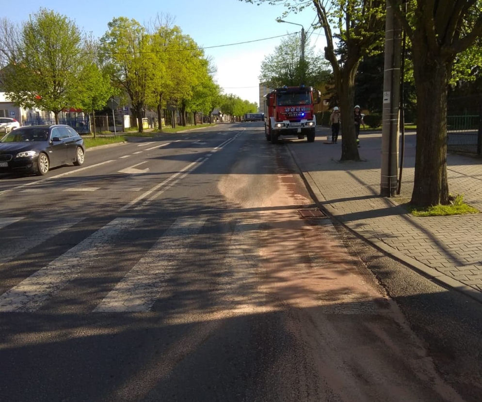 Bełchatów: Za cysterną ciągnęła się OGROMNA plama oleju! Zanieczyszczenie ulic w centrum! [FOTO]  