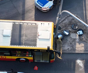 Półtoraroczny chłopiec ranny po wypadku autobusu który uderzył w słup