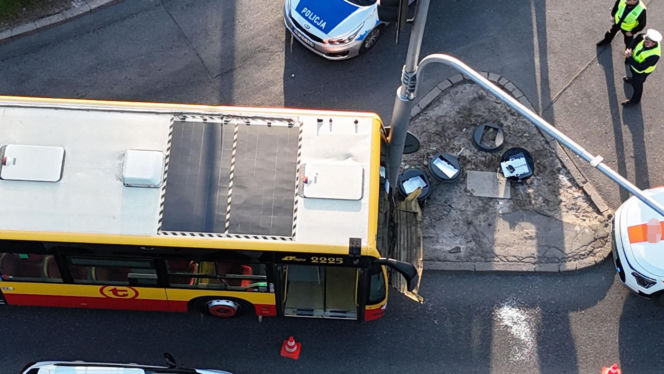 Miejski autobus uderzył w słup. Półtoraroczne dziecko trafiło do szpitala