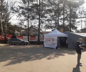 Czekając na swoją kolej nie wysiadaj z auta