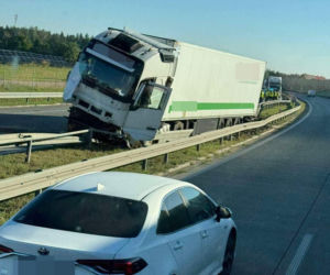 Tragiczny wypadek na S8. Zatrzymali się, by zmienić koło. Uderzyła w nich ciężarówka