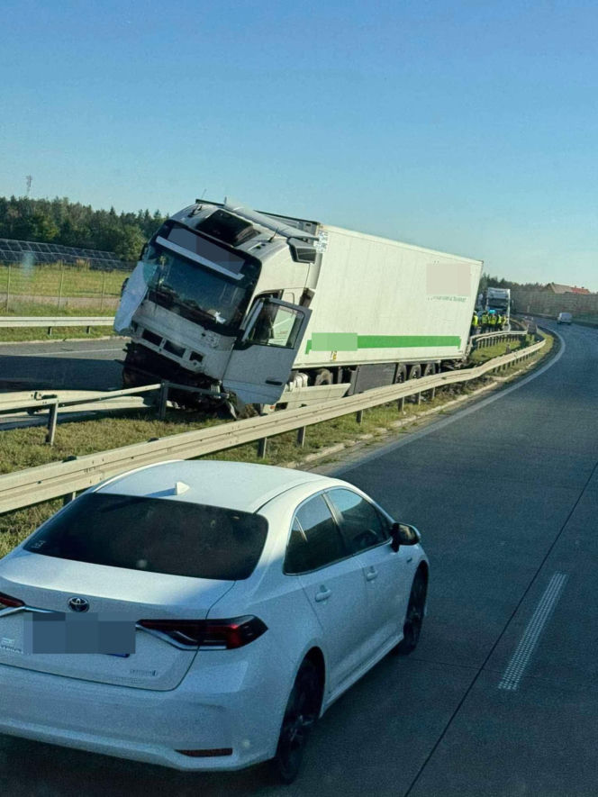 Tragiczny wypadek na S8. Zatrzymali się, by zmienić koło. Uderzyła w nich ciężarówka