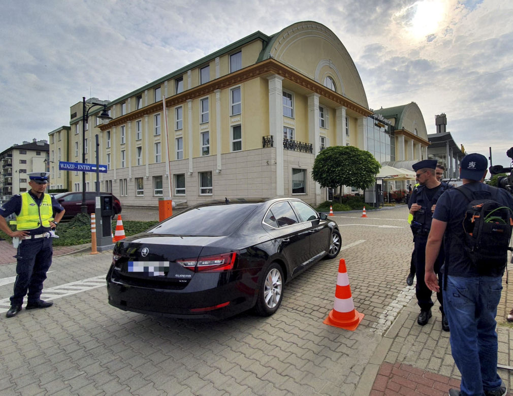 Wyjazd parlamentarzystów PiS na naradę do hotelu w Ożarowie Mazowieckim